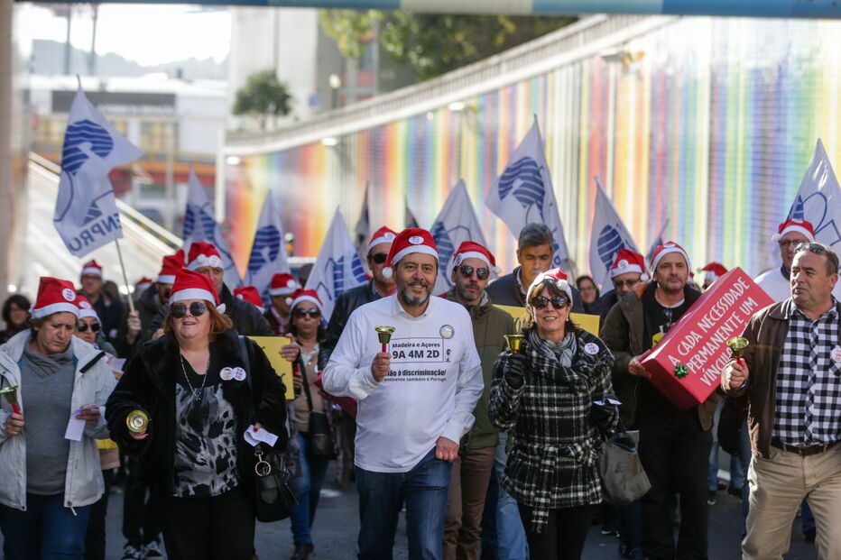 Professores manifestam-se em frente ao Ministério da Educação