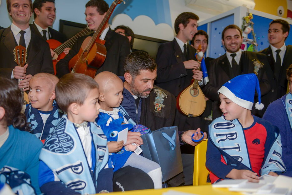 Sérgio Conceição e jogadores do FC Porto visitaram a ala pediátrica do Hospital de São João