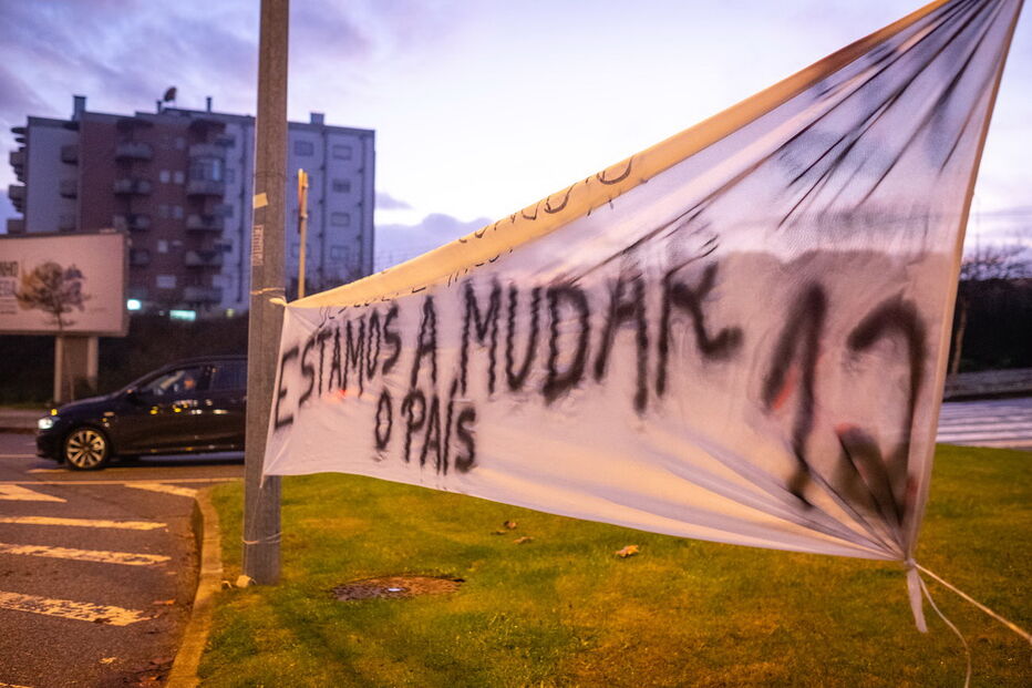 Coletes amarelos afixam cartazes em Viseu