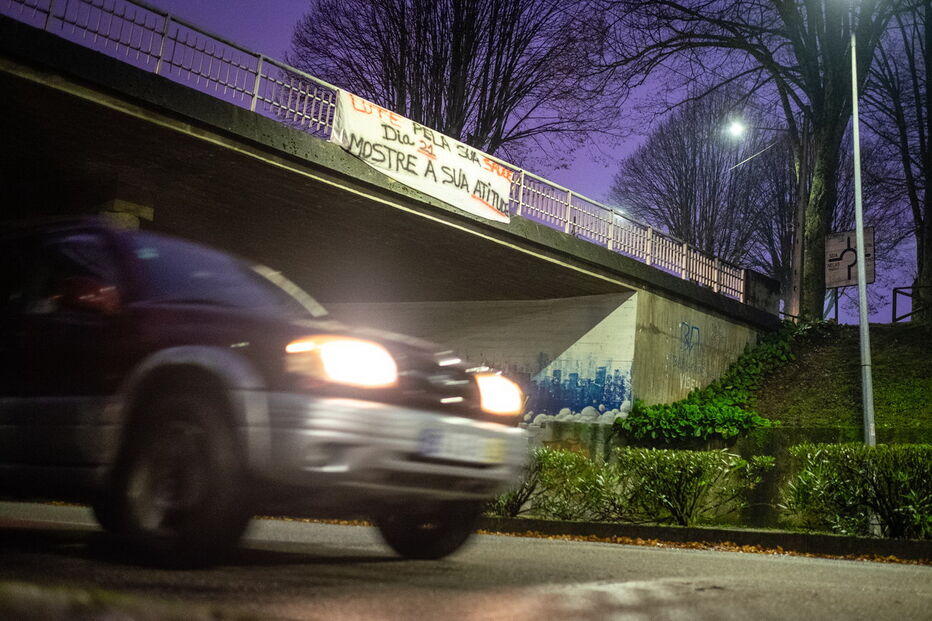 Coletes amarelos afixam cartazes em Viseu