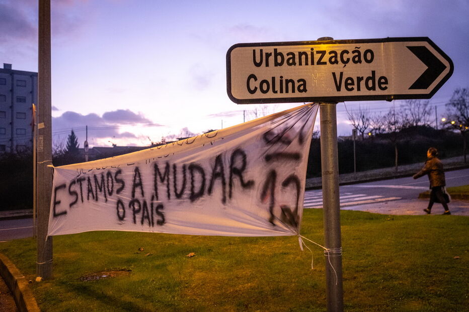 Coletes amarelos afixam cartazes em Viseu