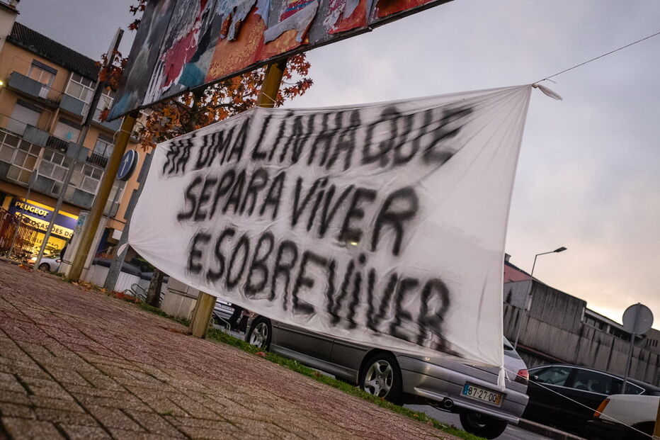 Coletes amarelos afixam cartazes em Viseu