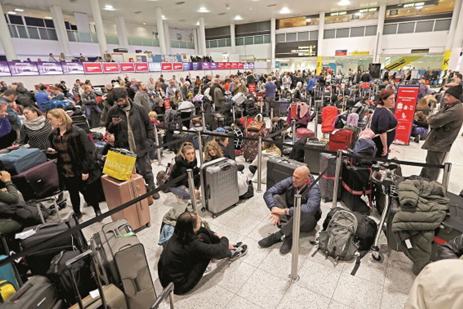 Passageiros amontoados no aeroporto de Gatwick