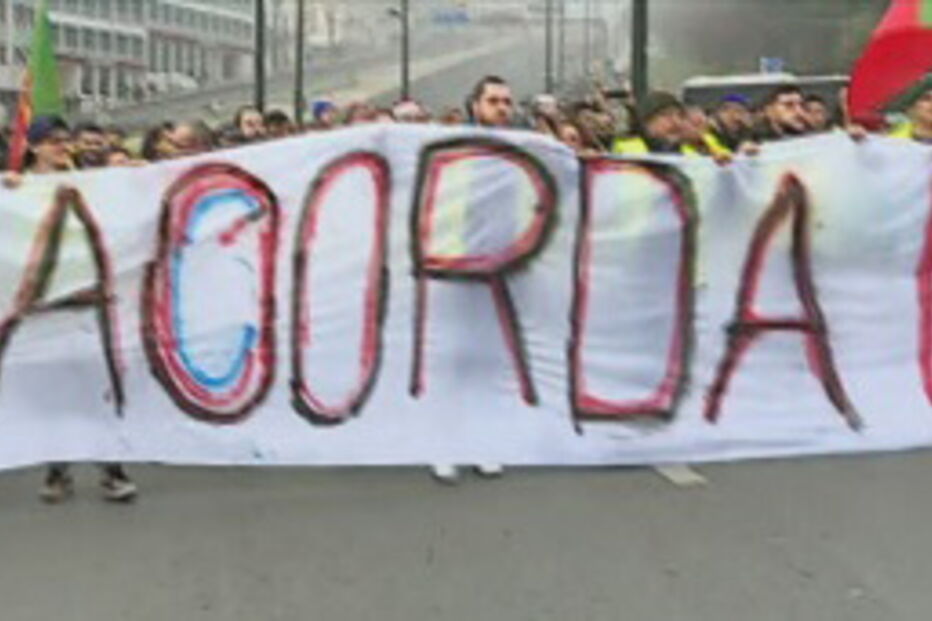 'Acorda Portugal', lê-se numa faixa no Marquês de Pombal, em Lisboa