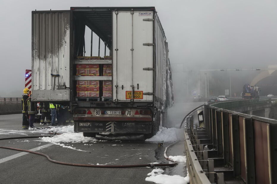 Camião que transportava cervejas totalmente consumido pelas chamas na CREL 