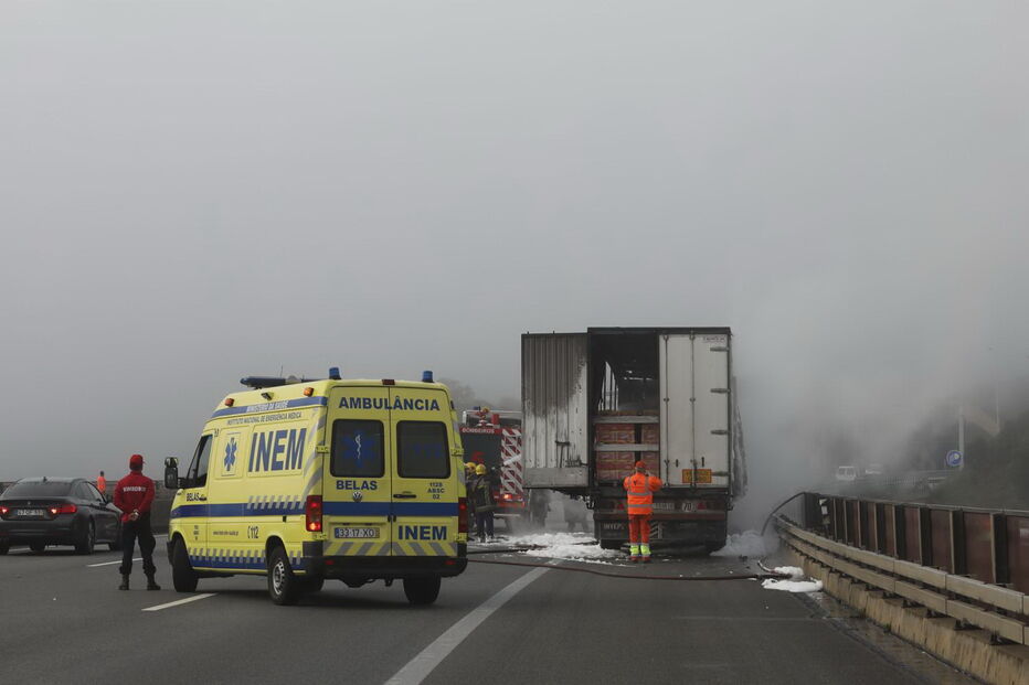 Camião que transportava cervejas totalmente consumido pelas chamas na CREL 