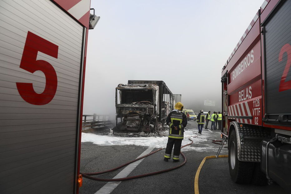 Camião que transportava cervejas totalmente consumido pelas chamas na CREL 