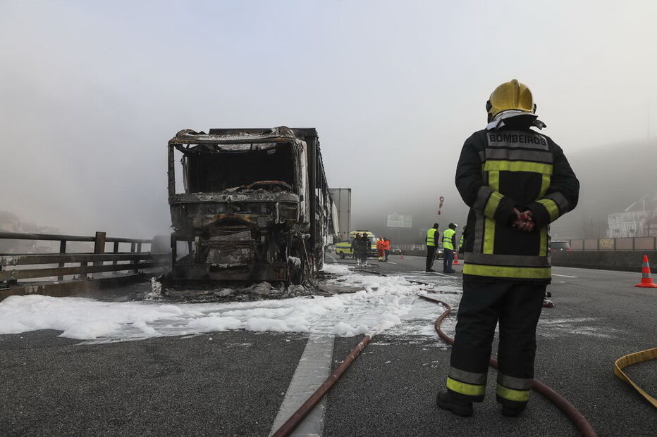 Camião que transportava cervejas totalmente consumido pelas chamas na CREL 