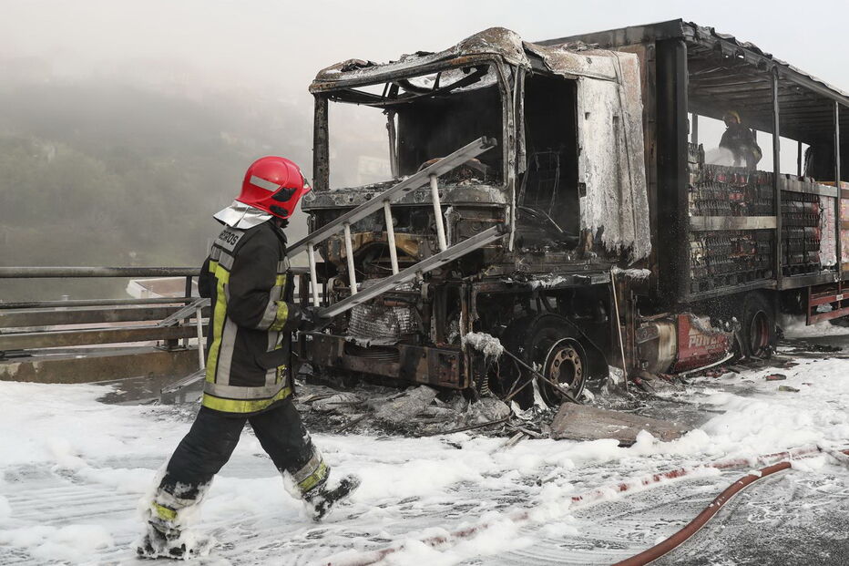 Camião que transportava cervejas totalmente consumido pelas chamas na CREL 