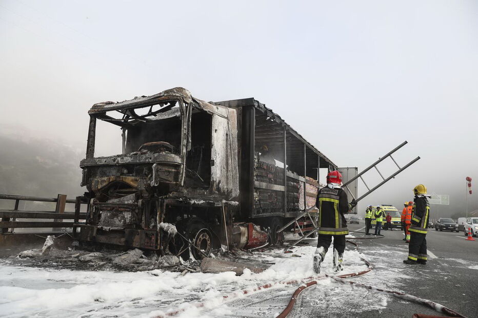 Camião que transportava cervejas totalmente consumido pelas chamas na CREL 