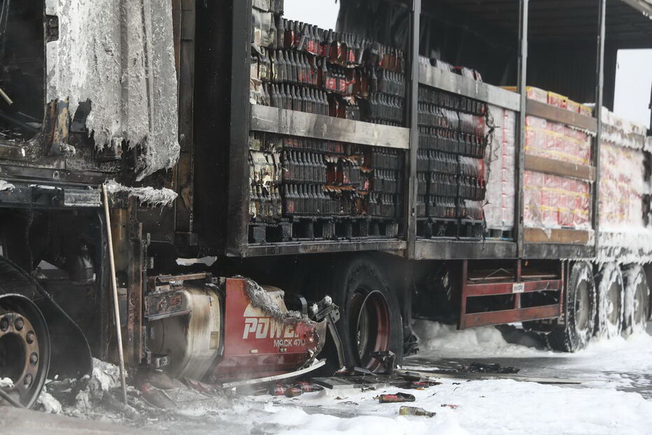 Camião que transportava cervejas totalmente consumido pelas chamas na CREL 