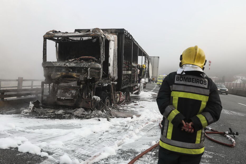Camião que transportava cervejas totalmente consumido pelas chamas na CREL 
