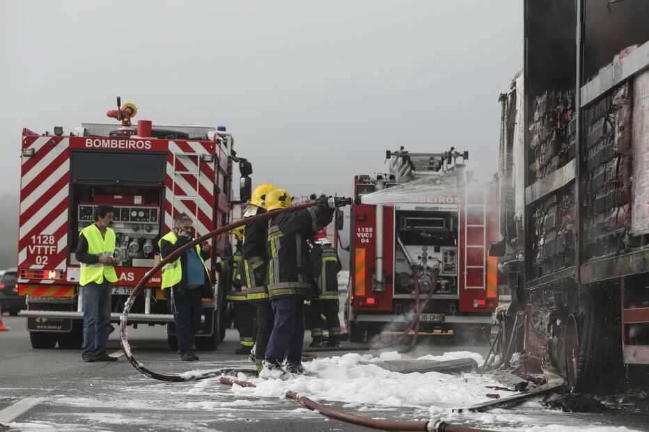 Camião que transportava cervejas totalmente consumido pelas chamas na CREL 