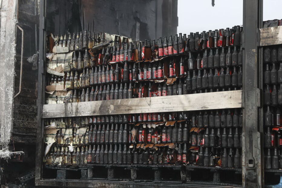 Camião que transportava cervejas totalmente consumido pelas chamas na CREL 