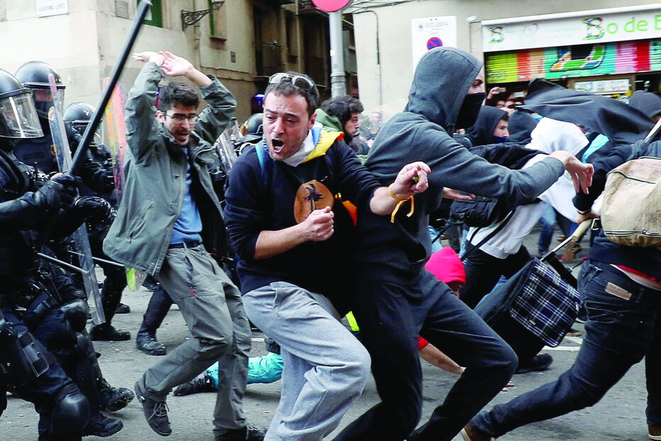 Carga policial em Barcelona contra manifestantes pró independência