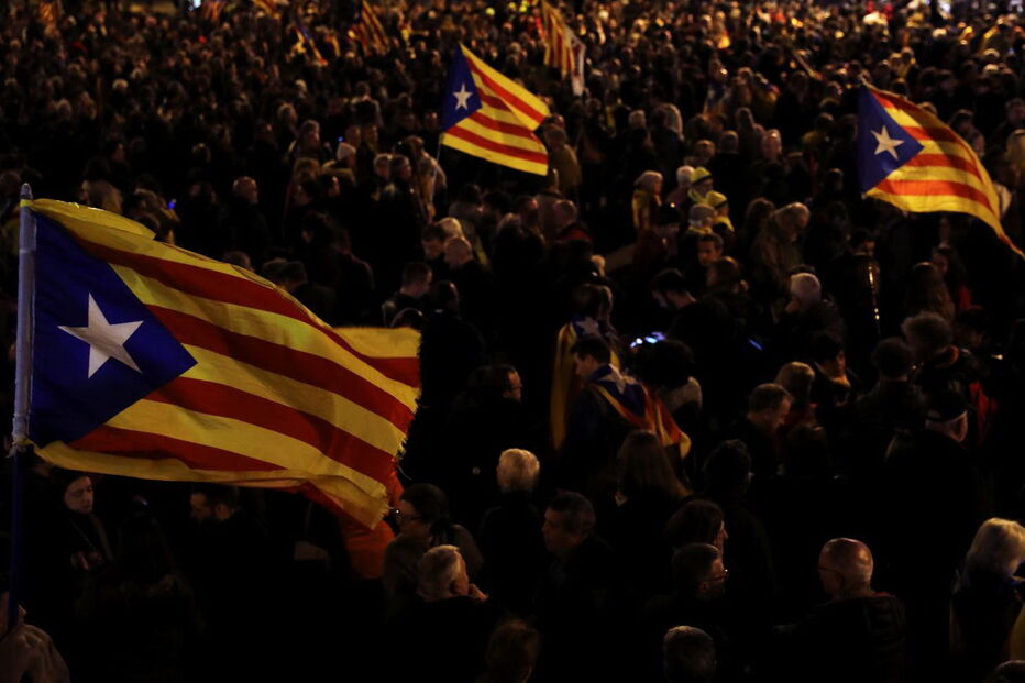 Manifestantes pró independência voltaram a sair à rua em Barcelona