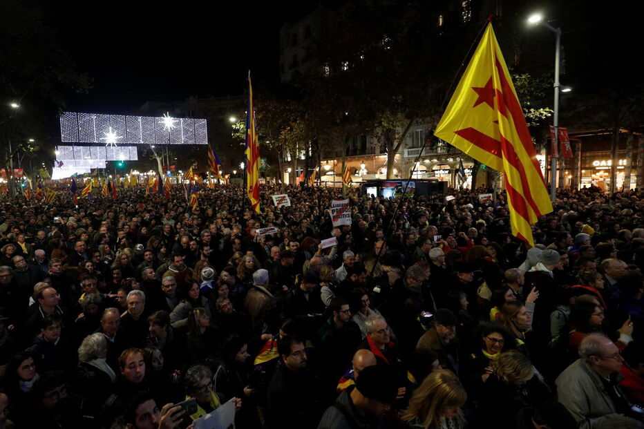 Manifestantes pró independência voltaram a sair à rua em Barcelona