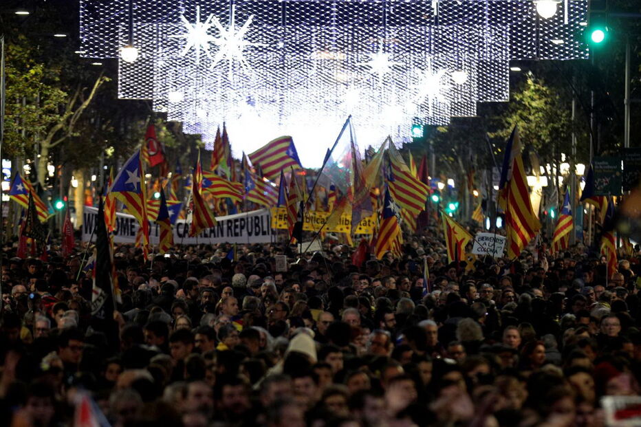 Manifestantes pró independência voltaram a sair à rua em Barcelona