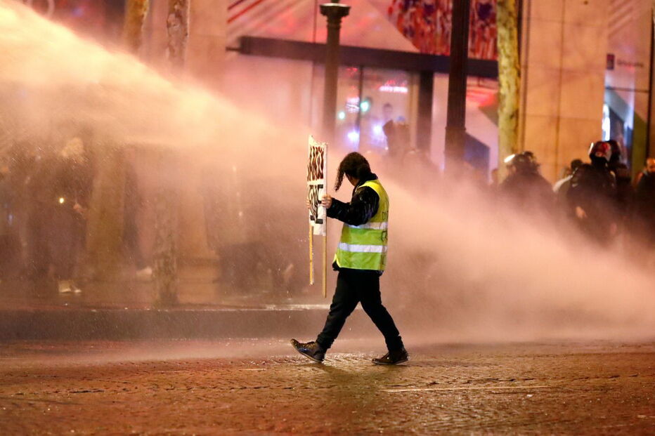 Vídeos mostram violência entre 