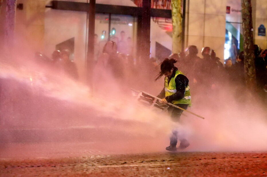 Vídeos mostram violência entre 