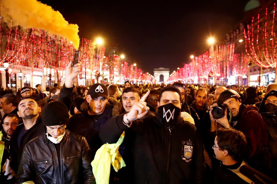 Vídeos mostram violência entre 