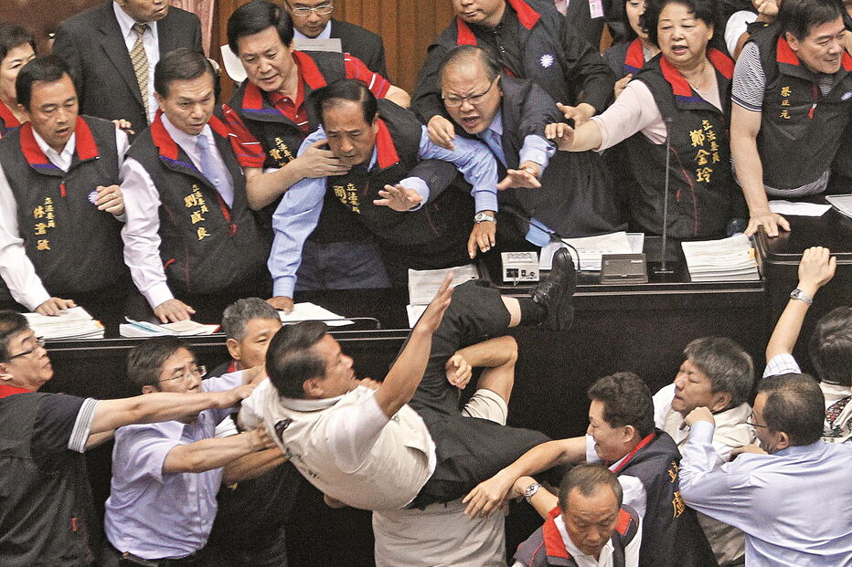 O Parlamento de Taiwan ganhou o Ig Nobel da Paz em 1995 por demonstrar que os deputados ganham maior notoriedade em andar ao murro e ao pontapé do que se declarassem guerra a outros países 