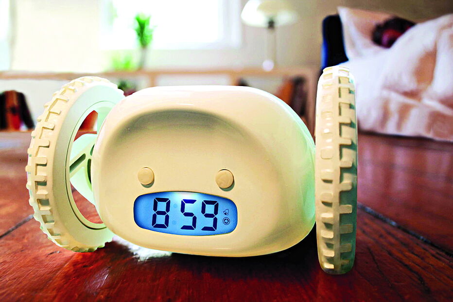 ‘Clocky, o despertador que foge’, um relógio com rodas capaz de fugir ao dono que o queira desligar para continuar a dormir, valeu à sua inventora, Gauri Nanda, investigadora do MIT, o Ig Nobel da Economia de 2005  