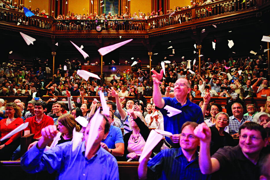 Um momento sempre aguardado em todas as cerimónias de entrega dos Ig Nobel na Universidade de Harvard: quando a assistência atira aviões de papel para o palco 