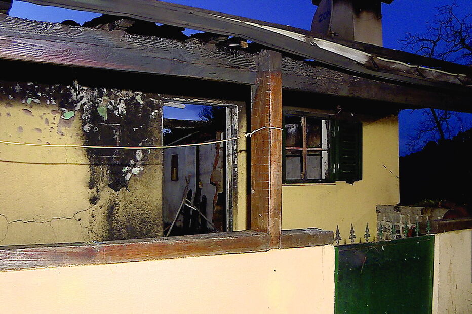 Casa ficou completamente destruída na sequência do incêndio de ontem