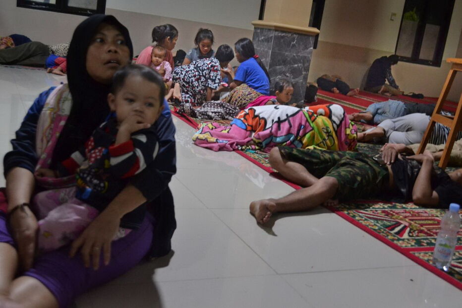 Vítimas do tsunami retiradas para um local seguro