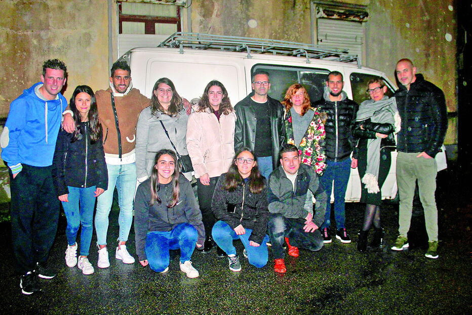 Rúben Ribeiro, terceiro a contar da esquerda, e Forças de Segurança Unidas ajudam família em Matosinhos