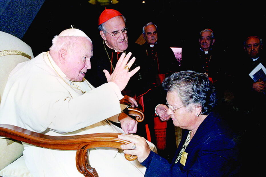 Ao papa João Paulo II pediu, no Vaticano, que rezasse pelas vítimas de pedofilia da casa pia 