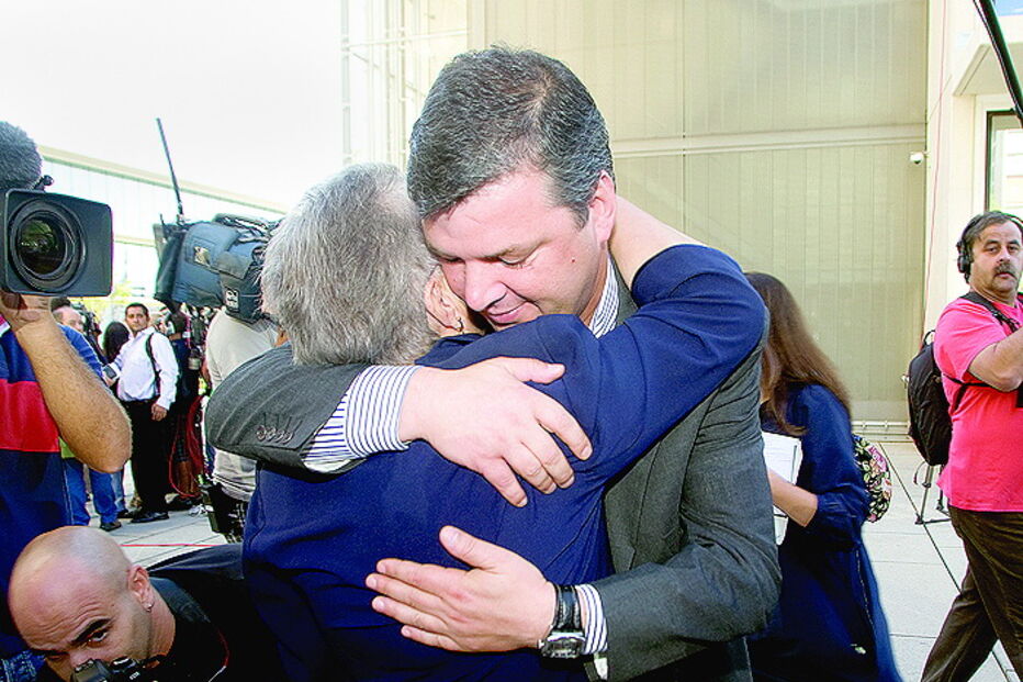 Na sentença, em setembro de 2010, abraçada a Pedro Namora