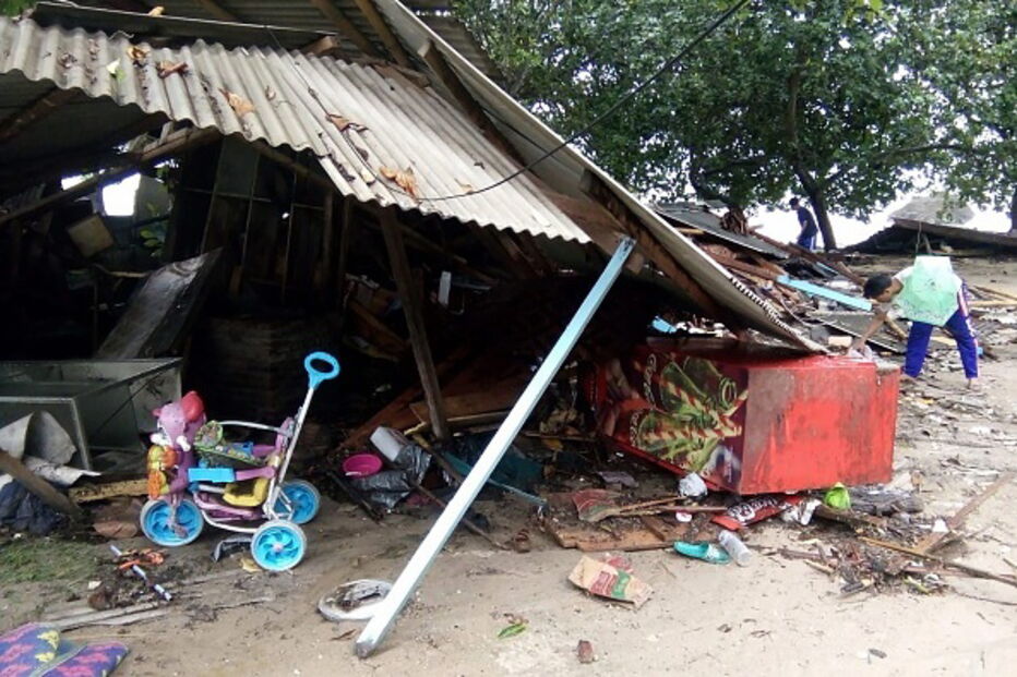 Imagens mostram destruição causada pelo tsunami que matou dezenas de pessoas na Indonésia