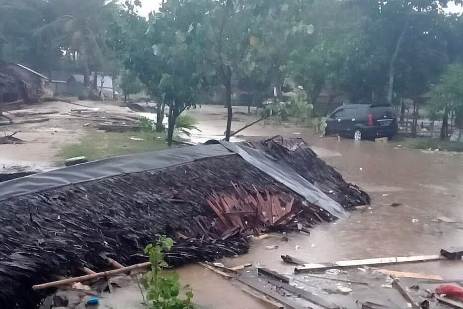 Imagens mostram destruição causada pelo tsunami que matou centenas de pessoas na Indonésia