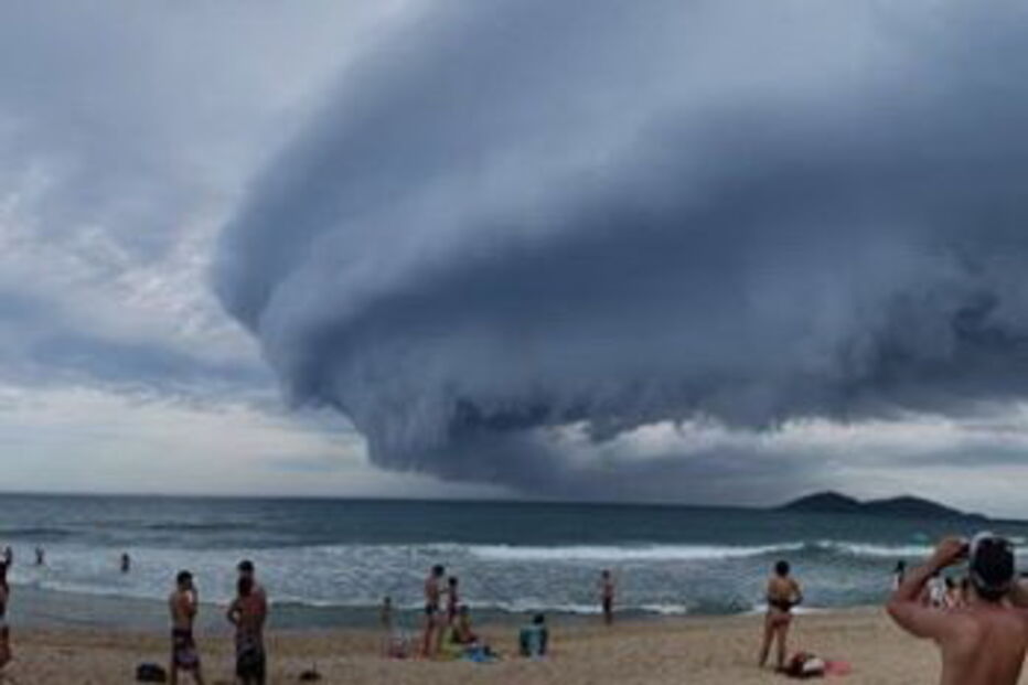 Nuvem assusta turistas em praia do Brasil