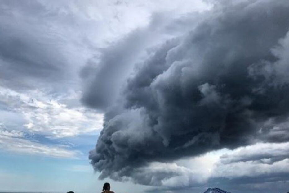 Nuvem assusta turistas em praia do Brasil