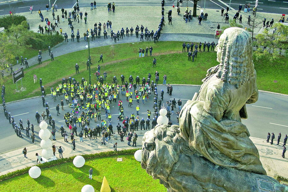 Protesto no Marquês de Pombal, em Lisboa, onde foi visível a diferença numérica entre polícia e manifestantes 