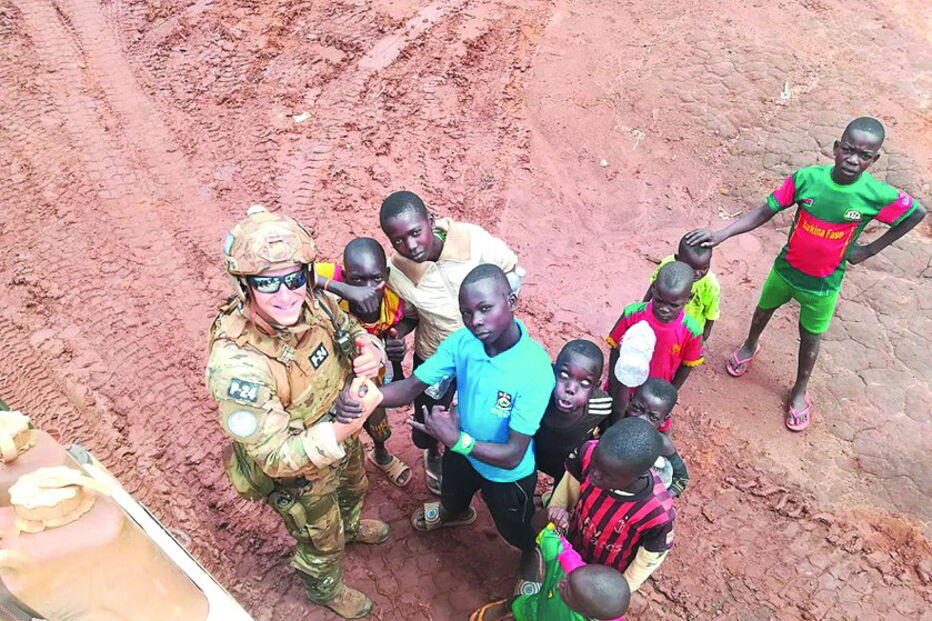 Militares mantêm contacto próximo com as populações, sobretudo com os mais novos 