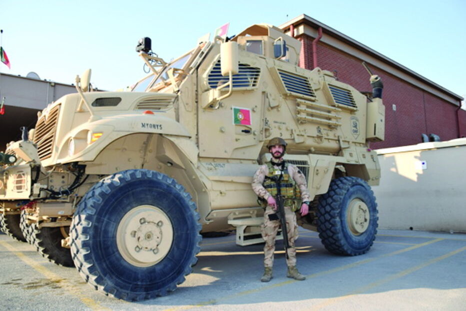 Cabo Pedro Garrido junto a uma das viaturas que protegem os militares na missão em cabul   