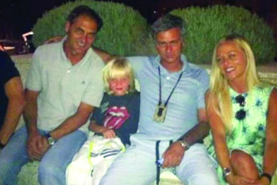 Na foto original José Mourinho está sentado com uma mulher, uma criança e o técnico Silvino