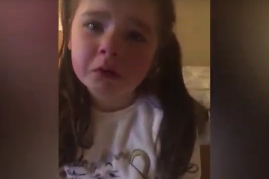 Menina chora quando mãe lhe diz que não têm onde passar Natal