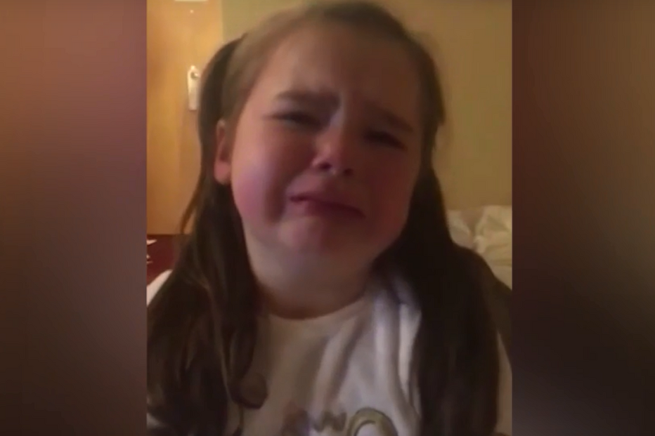 Menina chora quando mãe lhe diz que não têm onde passar Natal