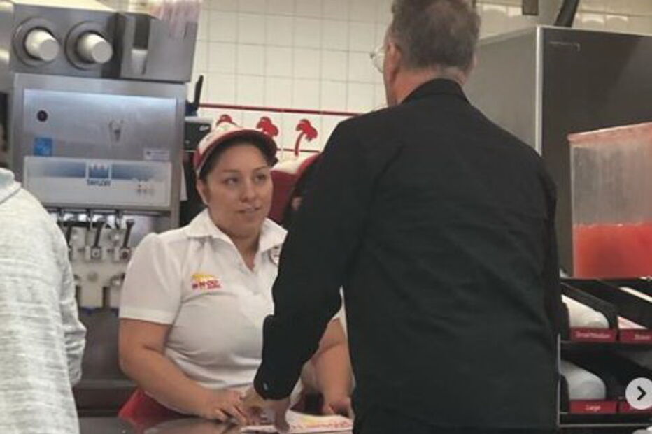 Tom Hanks tira selfies com fãs e oferece-lhes prenda de Natal antecipada