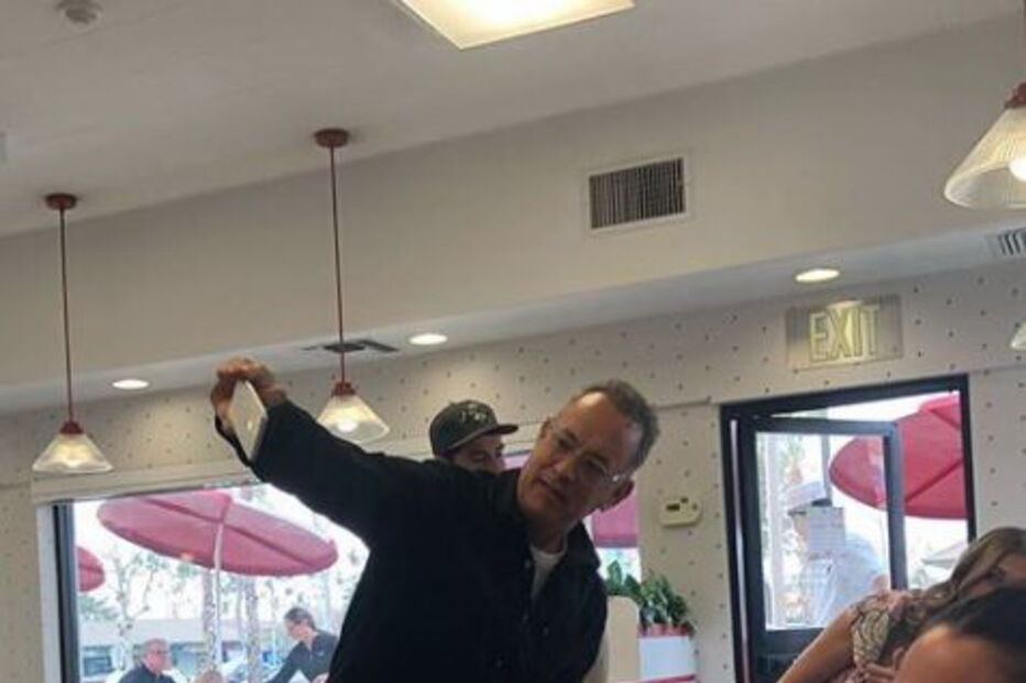 Tom Hanks tira selfies com fãs e oferece-lhes prenda de Natal antecipada