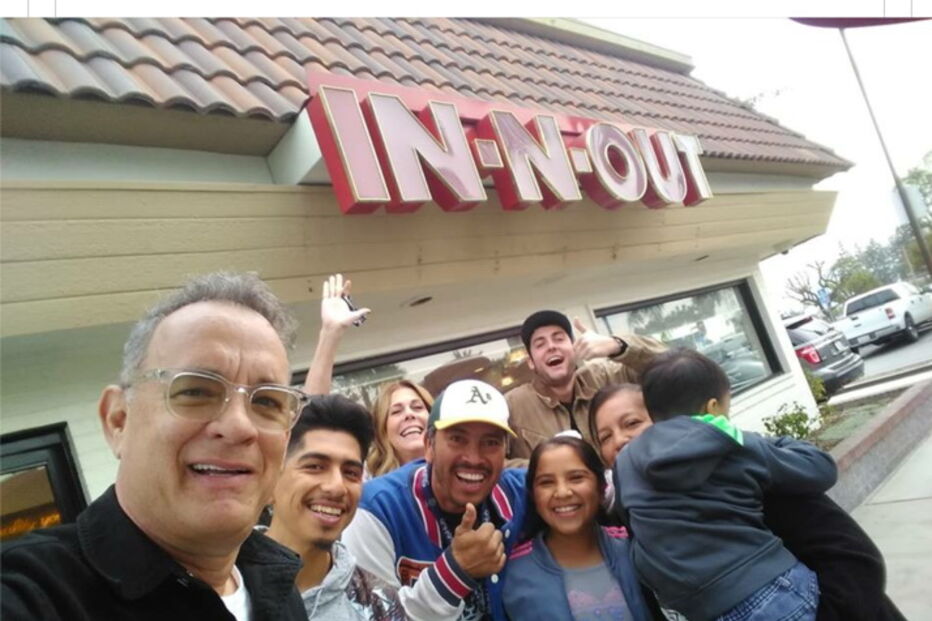 Tom Hanks tira selfies com fãs e oferece-lhes prenda de Natal antecipada