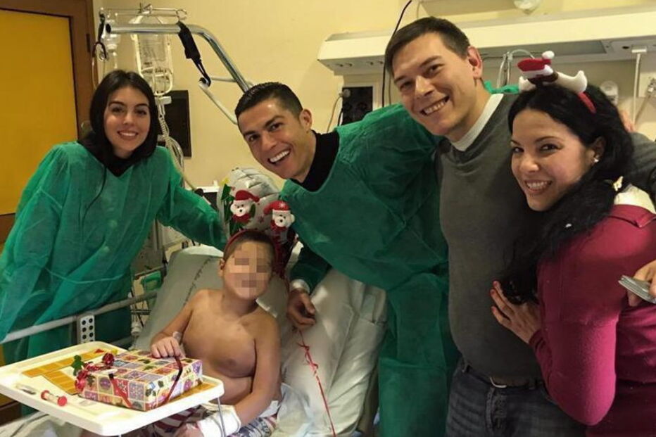 Cristiano Ronaldo e Gio visitaram Gabriel, um menino com 10 anos que sofre de leucemia