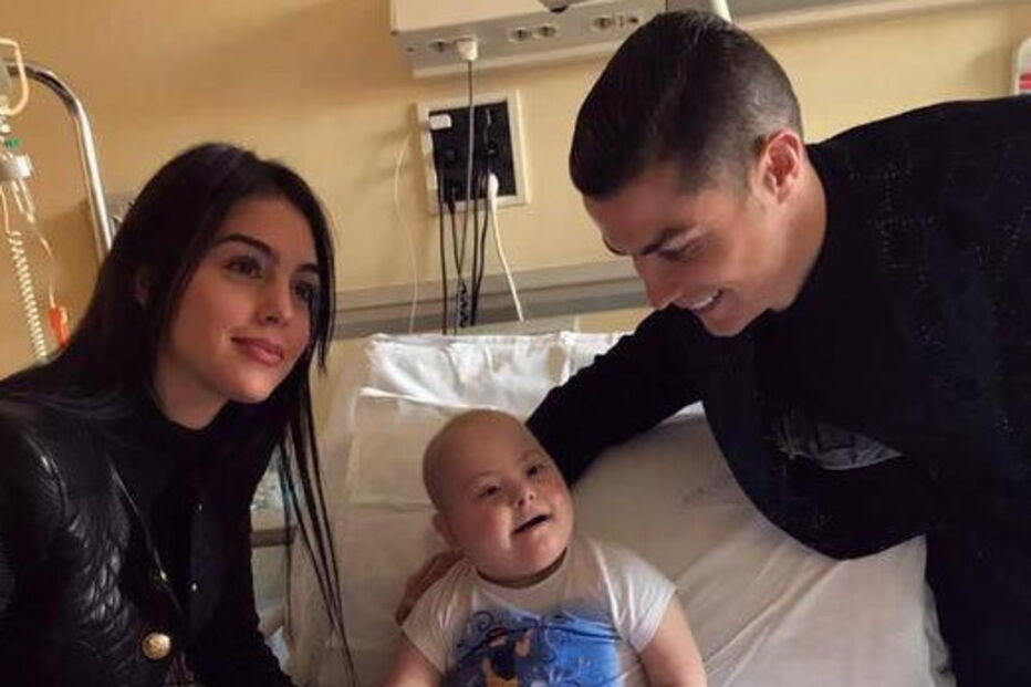 Cristiano Ronaldo e Gio aproveitaram para conhecer outras crianças do serviço de oncologia do Hospital Pediátrico Regina Margherita