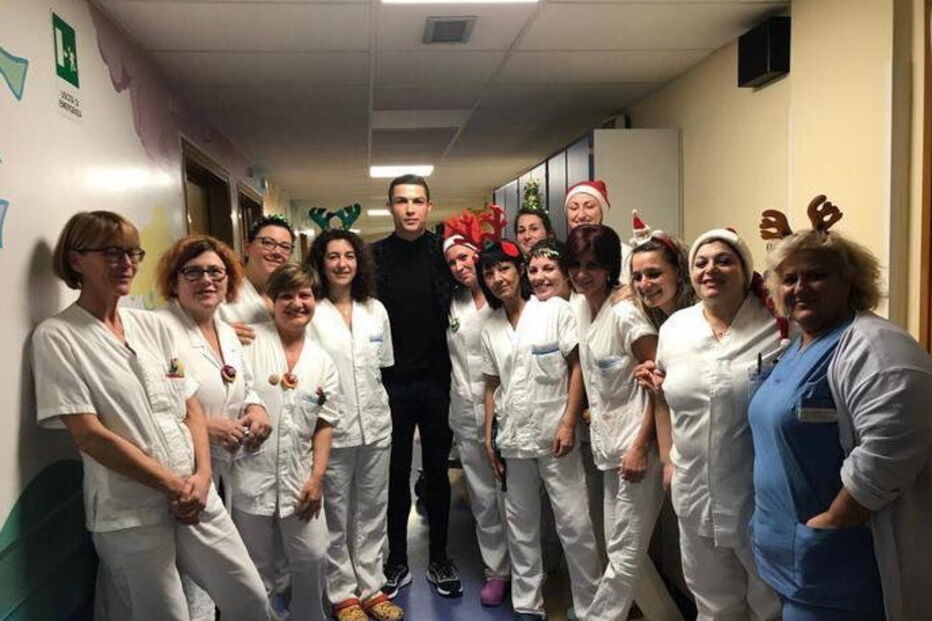 Cristiano Ronaldo e Gio aproveitaram para conhecer outras crianças do serviço de oncologia do Hospital Pediátrico Regina Margherita