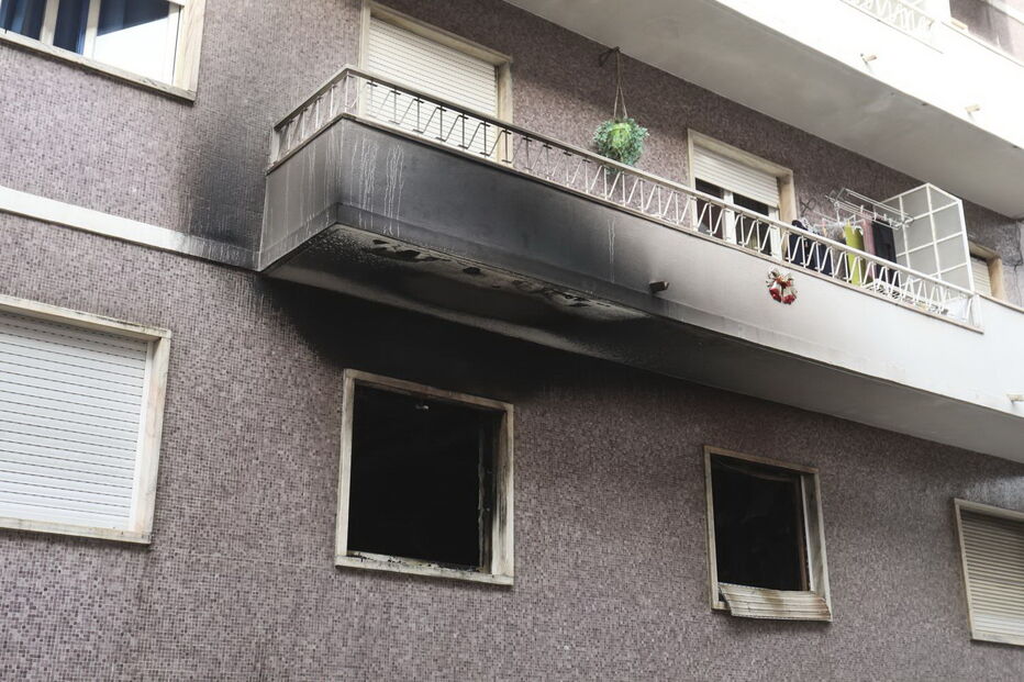 Prédio onde ocorreu incêndio, na rua Leão de Oliveira, em Alcântara. As chamas terão tido origem num aquecedor